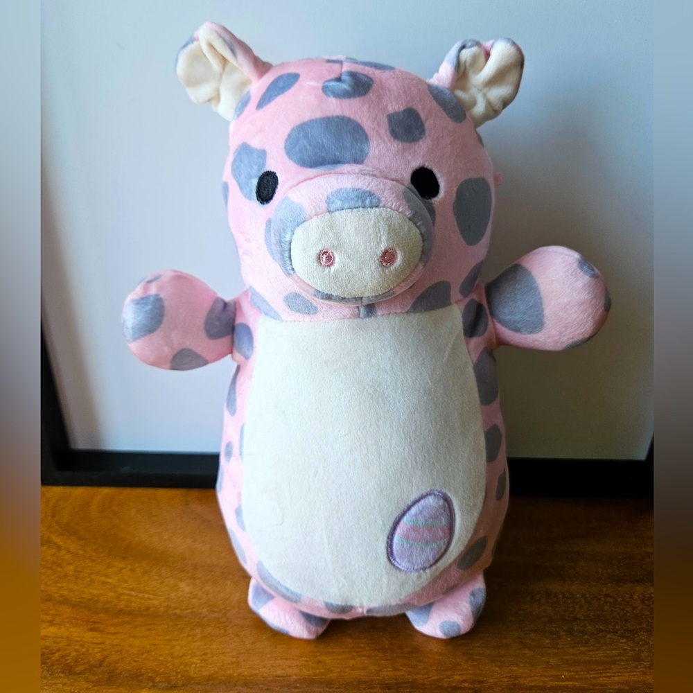 Squishmellow 10" Easter Hug Mees Aquitaine the Pig.